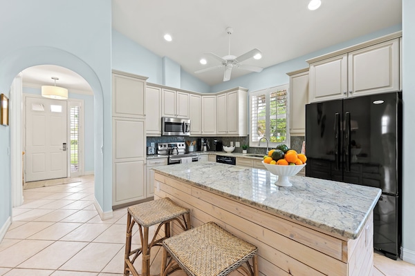 Luxury House, 3 Bedrooms, Pool View, Poolside | Private kitchen