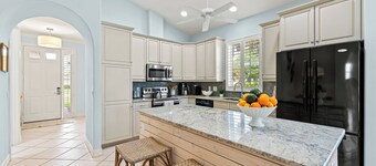 Neapolitan - Newly Renovated 3-BR Luxury Home with Private Pool. Enjoy a Fully Equipped Kitchen and Free Wi-Fi