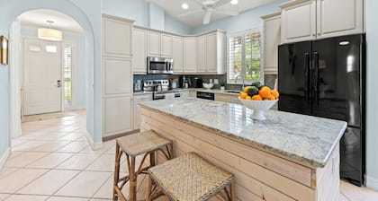 Neapolitan - Newly Renovated 3-BR Luxury Home with Private Pool. Enjoy a Fully Equipped Kitchen and Free Wi-Fi