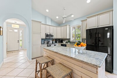 Neapolitan - Newly Renovated 3-BR Luxury Home with Private Pool. Enjoy a Fully Equipped Kitchen and Free Wi-Fi