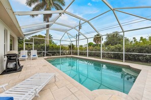 Outdoor pool - Neapolitan - Newly Renovated 3-BR Luxury Home with Private Pool. Enjoy a Fully Equipped Kitchen and Free Wi-Fi (Naples)