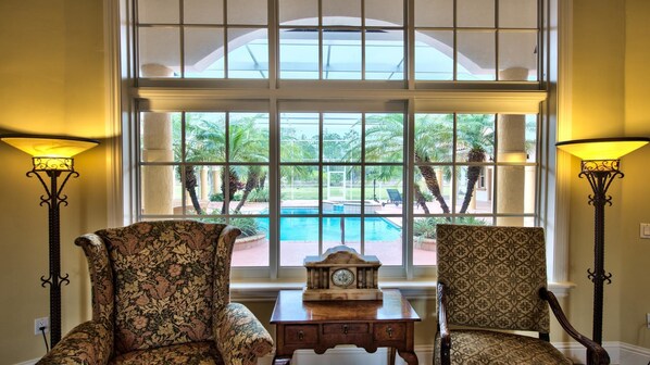 Casa de lujo, 3 habitaciones, vistas a la piscina, junto a la piscina | Área de sala de estar