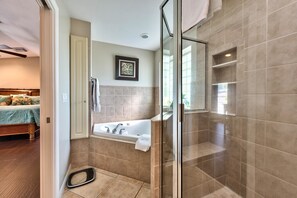 Luxury-Haus, 3 Schlafzimmer, Poolblick, Poolseite | Badezimmer | Dusche, Handtücher