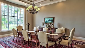 Maison luxueuse, 3 chambres, vue sur la piscine, au bord de la piscine | Repas dans la chambre