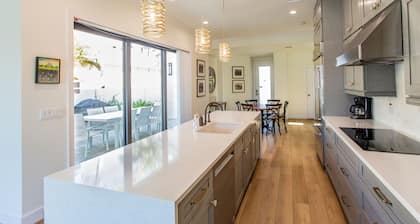 Sorrento Luxury Vacation Home: Expansive 5-Bedroom, 4.5-Bath Retreat with Private Pool, Hot Tub, and Pet-Friendly Accommodations – Just a Short Walk from Stunning Vanderbilt Beach