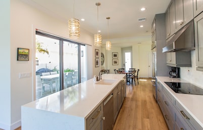 Sorrento Luxury Vacation Home: Expansive 5-Bedroom, 4.5-Bath Retreat with Private Pool, Hot Tub, and Pet-Friendly Accommodations – Just a Short Walk from Stunning Vanderbilt Beach