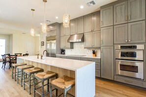 Casa de lujo, 5 habitaciones, vista a la alberca, junto a la alberca | Cocina privada | Refrigerador, microondas, horno y parrilla de estufa 