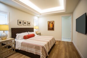 Luxury House, 5 Bedrooms, Pool View, Poolside | 3 bedrooms, iron/ironing board, free WiFi, bed sheets - Sorrento Luxury Vacation Home: Expansive 5-Bedroom, 4.5-Bath Retreat with Private Pool, Hot Tub, and Pet-Friendly Accommodations – Just a Short Walk from Stunning Vanderbilt Beach (Naples)