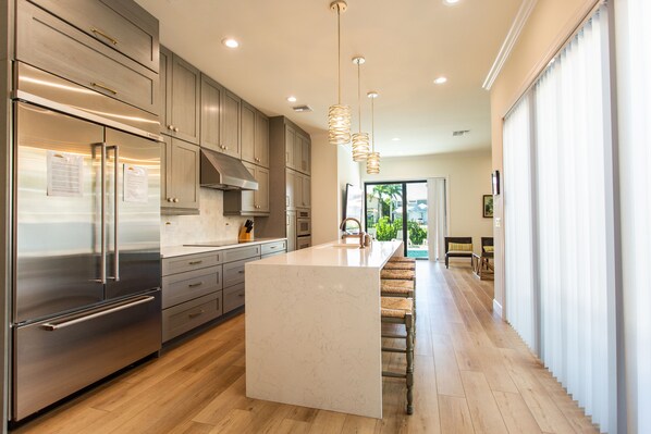 Casa de lujo, 5 habitaciones, vista a la alberca, junto a la alberca | Cocina privada | Refrigerador, microondas, horno y parrilla de estufa 