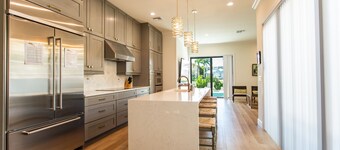 Sorrento Luxury Vacation Home: Expansive 5-Bedroom, 4.5-Bath Retreat with Private Pool, Hot Tub, and Pet-Friendly Accommodations – Just a Short Walk from Stunning Vanderbilt Beach