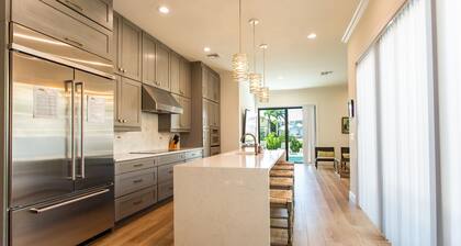 Sorrento Luxury Vacation Home: Expansive 5-Bedroom, 4.5-Bath Retreat with Private Pool, Hot Tub, and Pet-Friendly Accommodations – Just a Short Walk from Stunning Vanderbilt Beach