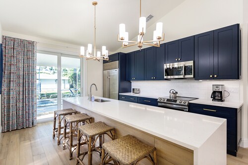 Tuscan Vacation Rental. Stylish 3-Bedroom Getaway Near Vanderbilt Beach Enjoy a Private Pool, Spacious Layout, and Modern Comforts Perfect for Families, Groups, and Pet-Friendly Stays