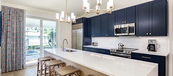 Tuscan Vacation Rental. Stylish 3-Bedroom Getaway Near Vanderbilt Beach Enjoy a Private Pool, Spacious Layout, and Modern Comforts Perfect for Families, Groups, and Pet-Friendly Stays