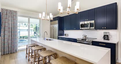 Tuscan Vacation Rental. Stylish 3-Bedroom Getaway Near Vanderbilt Beach Enjoy a Private Pool, Spacious Layout, and Modern Comforts Perfect for Families, Groups, and Pet-Friendly Stays