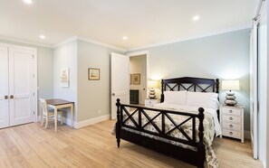 3 bedrooms, free WiFi, bed sheets - Tuscan Vacation Rental. Stylish 3-Bedroom Getaway Near Vanderbilt Beach Enjoy a Private Pool, Spacious Layout, and Modern Comforts Perfect for Families, Groups, and Pet-Friendly Stays (Naples)