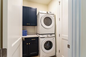 Laundry - Tuscan Vacation Rental. Stylish 3-Bedroom Getaway Near Vanderbilt Beach Enjoy a Private Pool, Spacious Layout, and Modern Comforts Perfect for Families, Groups, and Pet-Friendly Stays (Naples)