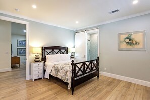 3 bedrooms, free WiFi, bed sheets - Tuscan Vacation Rental. Stylish 3-Bedroom Getaway Near Vanderbilt Beach Enjoy a Private Pool, Spacious Layout, and Modern Comforts Perfect for Families, Groups, and Pet-Friendly Stays (Naples)