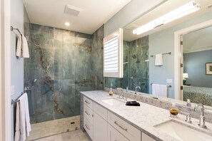 Shower, hair dryer, towels - Tuscan Vacation Rental. Stylish 3-Bedroom Getaway Near Vanderbilt Beach Enjoy a Private Pool, Spacious Layout, and Modern Comforts Perfect for Families, Groups, and Pet-Friendly Stays (Naples)