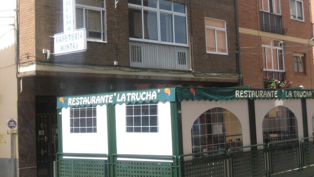 Un edificio con un restaurante llamado 'La Trucha' y una cafetería llamada 'La Truchita'.