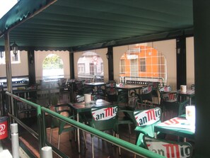 Aamiainen ja lounas; espanjalainen keittiö, ulkoilmaravintola 