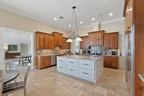 Luxury House, 6 Bedrooms, Garden View, Garden Area | Private kitchen