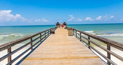 Knickerbocker Estate: Elegant 9-BR Getaway in Naples. Enjoy Private Pool, Outdoor Dining, and Expansive Grounds, Experience Tranquility with Easy Access to Naples' Best