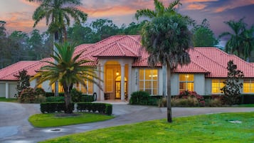 Fachada da propriedade à noite