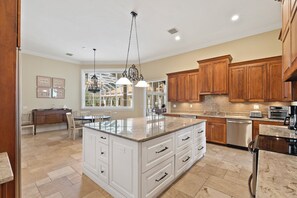 Maison luxueuse, 6 chambres, vue sur le jardin, côté jardin | Cuisine privée | Réfrigérateur, four à micro-ondes, un four, surface de cuisson