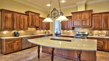 Luxury House, 6 Bedrooms, Garden View, Garden Area | Private kitchen | Fridge, microwave, oven, stovetop