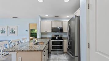 Lemari es, microwave, oven, dan kompor