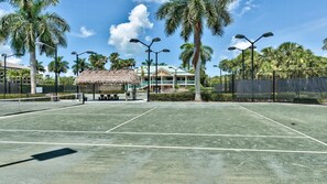 Tennis court - Le Monaco - Romantic 1 BR Condo Steps from 5th Ave S. Chic Coastal Retreat with King Bed and Beach Access. Perfect Location for Couples Near Dining, Shopping, and Naples Beach (Naples)