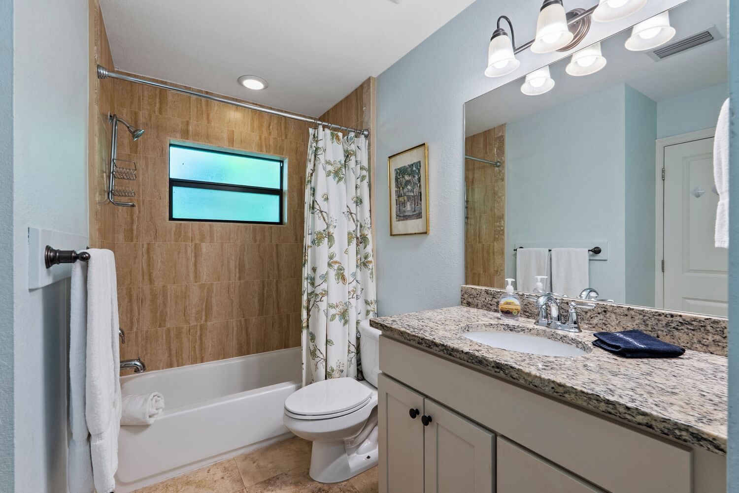 Luxury-Haus, 1 Schlafzimmer, Stadtblick, Executive-Etage | Badezimmer | Dusche, Haartrockner, Handtücher