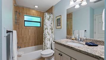 Luxury-Haus, 1 Schlafzimmer, Stadtblick, Executive-Etage | Badezimmer | Dusche, Haartrockner, Handtücher