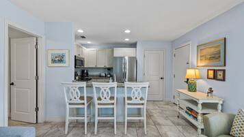 Luxury House, 1 Bedroom, City View, Executive Level | In-room dining