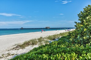 Beach nearby - Le Monaco - Romantic 1 BR Condo Steps from 5th Ave S. Chic Coastal Retreat with King Bed and Beach Access. Perfect Location for Couples Near Dining, Shopping, and Naples Beach (Naples)