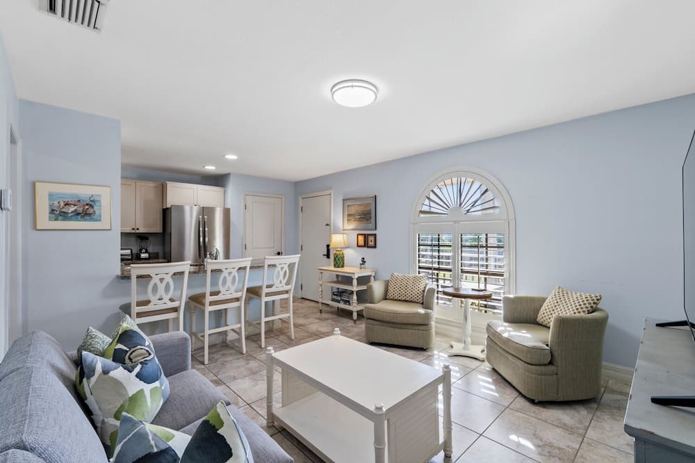 Le Monaco - Romantic 1 BR Condo Steps from 5th Ave S. Chic Coastal Retreat with King Bed and Beach Access. Perfect Location for Couples Near Dining, Shopping, and Naples Beach - Mangrove Bay, LA