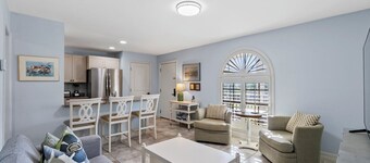 Le Monaco - Romantic 1 BR Condo Steps from 5th Ave S. Chic Coastal Retreat with King Bed and Beach Access. Perfect Location for Couples Near Dining, Shopping, and Naples Beach