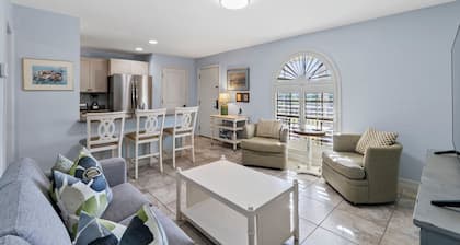 Le Monaco - Romantic 1 BR Condo Steps from 5th Ave S. Chic Coastal Retreat with King Bed and Beach Access. Perfect Location for Couples Near Dining, Shopping, and Naples Beach