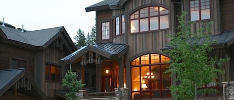 Luxury House, 4 Bedrooms | Front of property