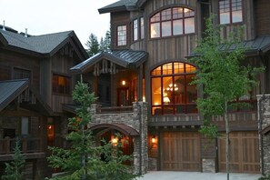 Luxury House, 4 Bedrooms | Front of property