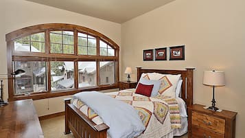 Luxury House, 4 Bedrooms | 4 bedrooms, travel cot