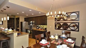 Luxury House, 3 Bedrooms | Breakfast area