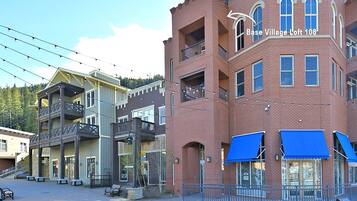 Luxury House, 3 Bedrooms | Front of property