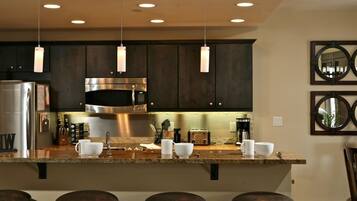 Luxury House, 3 Bedrooms | Private kitchen | Fridge, microwave