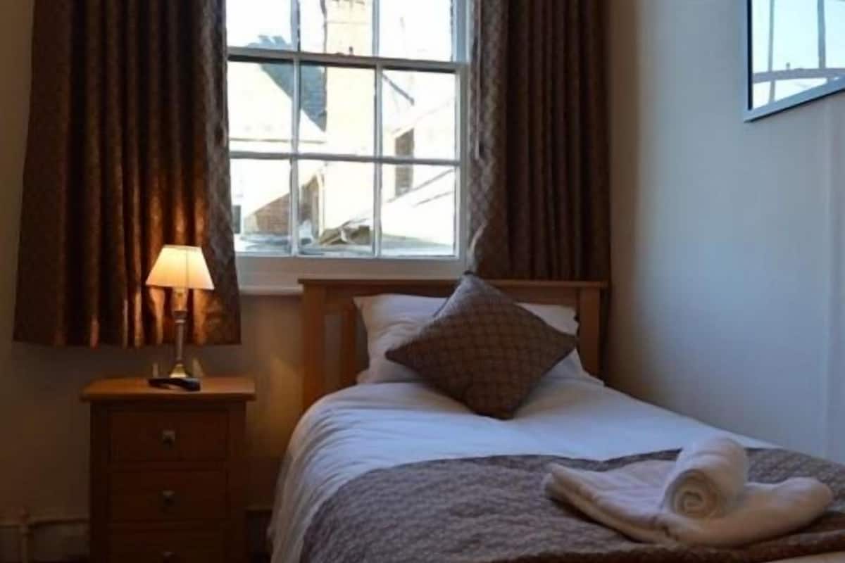 Eenpersoonskamer, en-suite badkamer | 1 slaapkamer, wifi