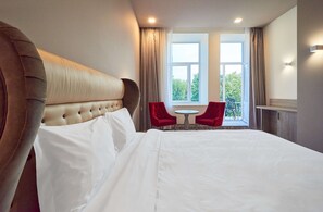 Premium kamer (Drybasivska View) | Luxe beddengoed, een minibar, een kluis op de kamer