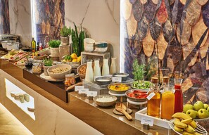 Se ofrece un desayuno a la carta (550 UAH por persona)