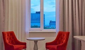 Luxe beddengoed, een minibar, een kluis op de kamer