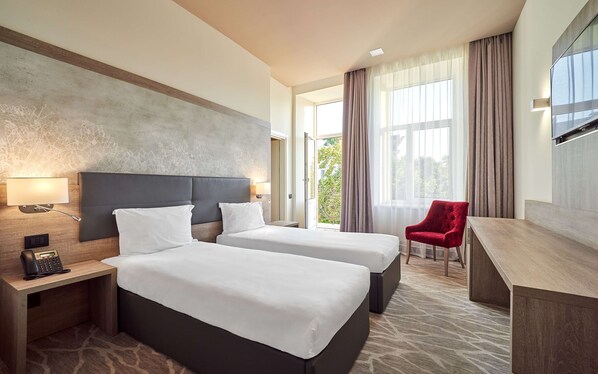 Habitación superior, balcón, vistas a la ciudad | Ropa de cama de alta calidad, minibar, caja fuerte