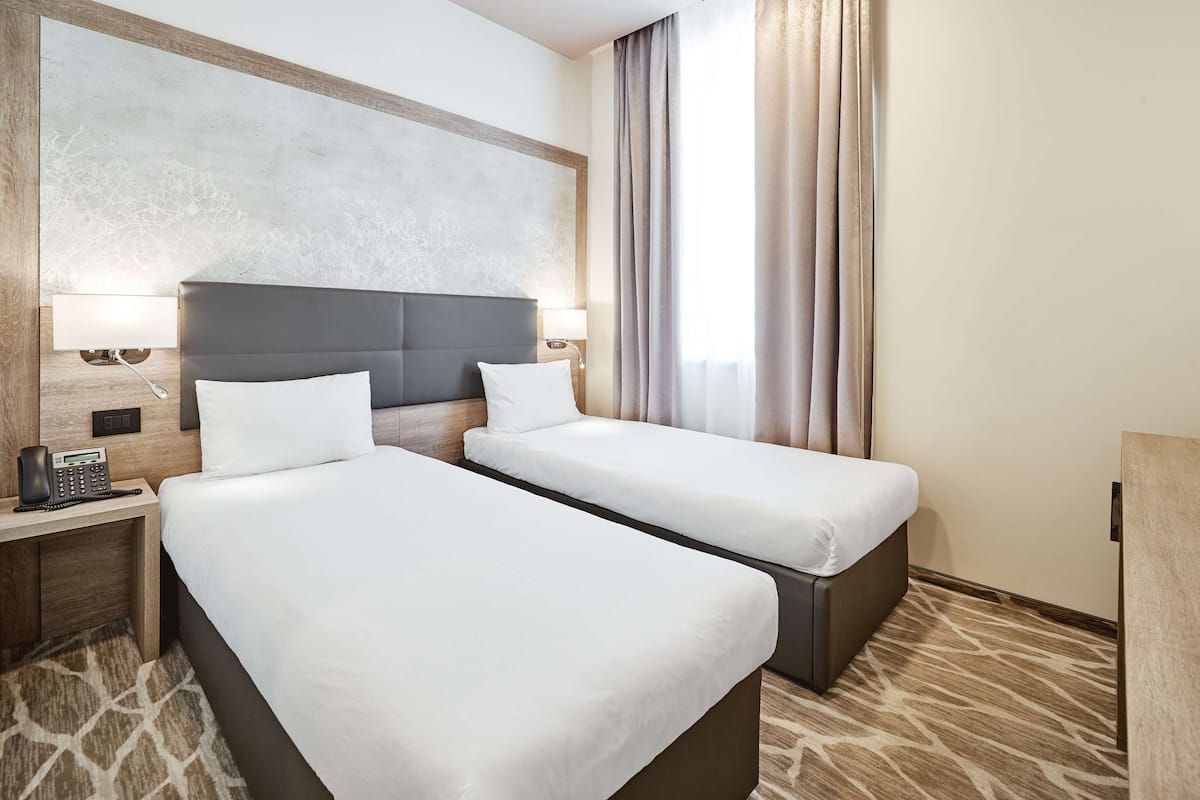Peralatan tempat tidur premium, bar mini, peti besi dalam bilik